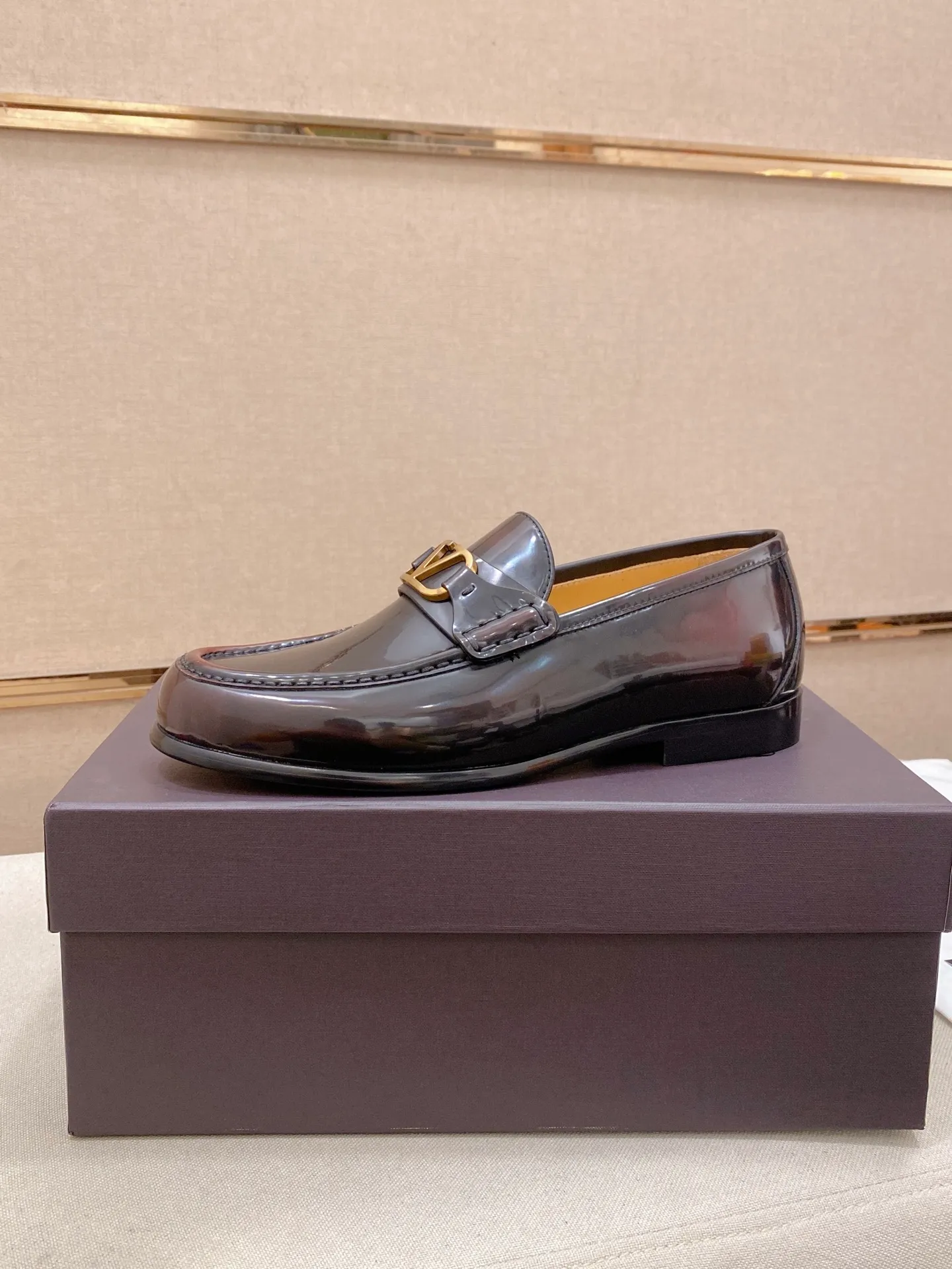 Factory price: 700💰Valentino's new men's V logo micro-label business casual loafers. These Derby loafers are made of imported cowhide leather. They are light in texture and cool in style. The uppers are decorated with brand logo buckles, highlighting the big-brand style! The lines reveal novel urban trends. The toe is round and full, and the rubber foam sole and triple protruding leather welt complement each other. It is extremely fashionable and charming, with dyed calfskin lining, genuine leather feet, and standard logo decoration. It is simple yet elegant. It has a classic European and American loose style and is extremely comfortable on the feet. Size: 39-44 (38.45. Customized)